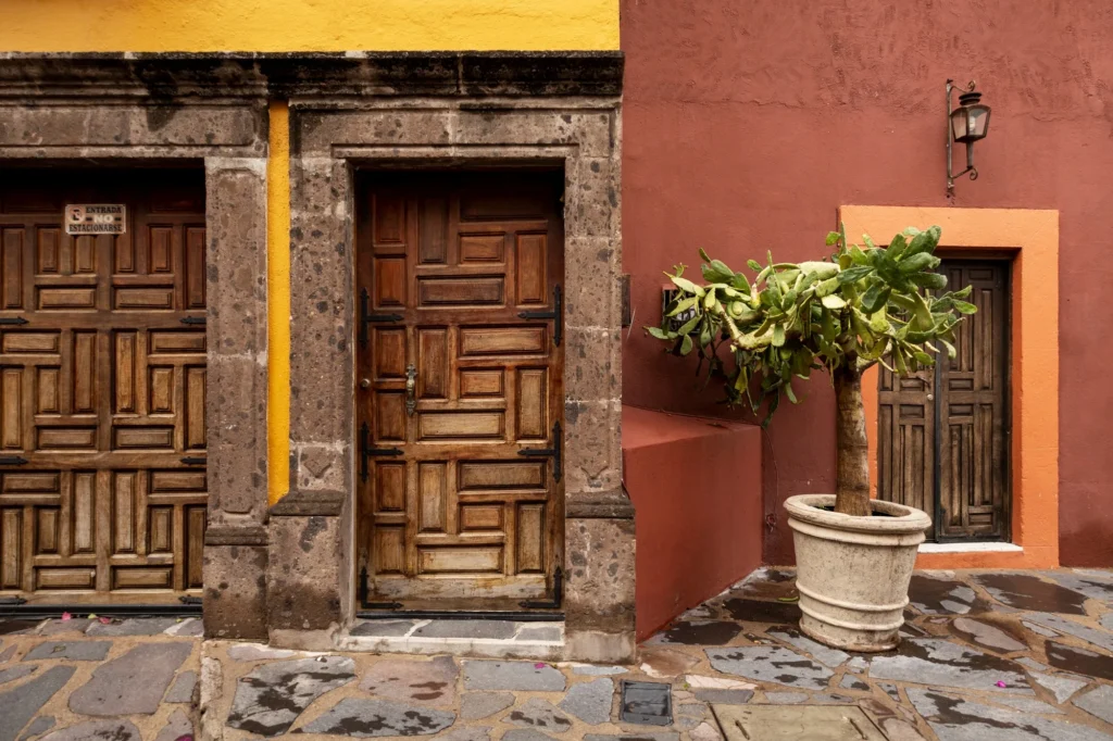 Uso de piedra y madera en la arquitectura residencial de querétaro